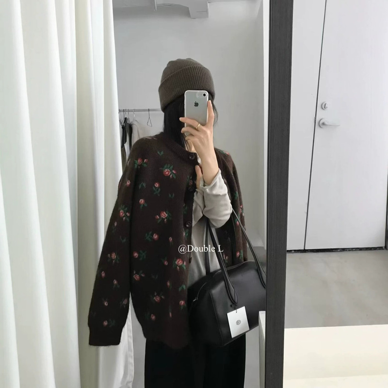 Autumn Korean-style loose-fit, plus-size, oversized cardigan sweater with embroidered patterns, perfect for a relaxed and casual look Autumn Korean-style loose-fit, plus-size, oversized cardigan sweater with embroidered patterns, perfect for a relaxed and casual look
