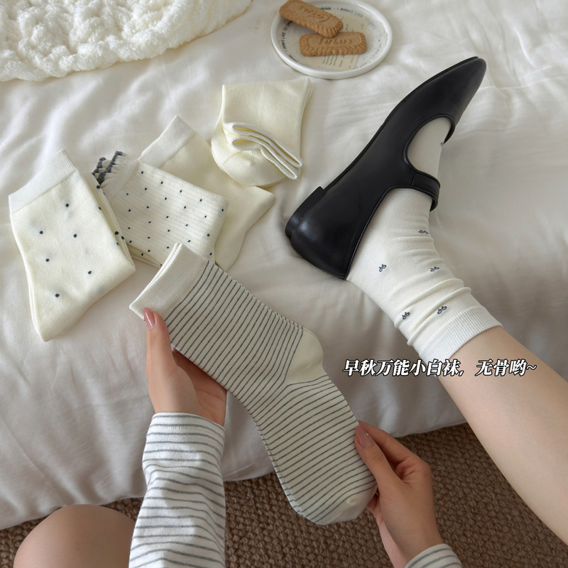Early autumn versatile white socks, versatile seamless postpartum socks, simple casual slouch socks, ins-style white socks for spring and autumn Early autumn versatile white socks, versatile seamless postpartum socks, simple casual slouch socks, ins-style white socks for spring and autumn