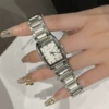 Серебристый корпус, белый циферблат
