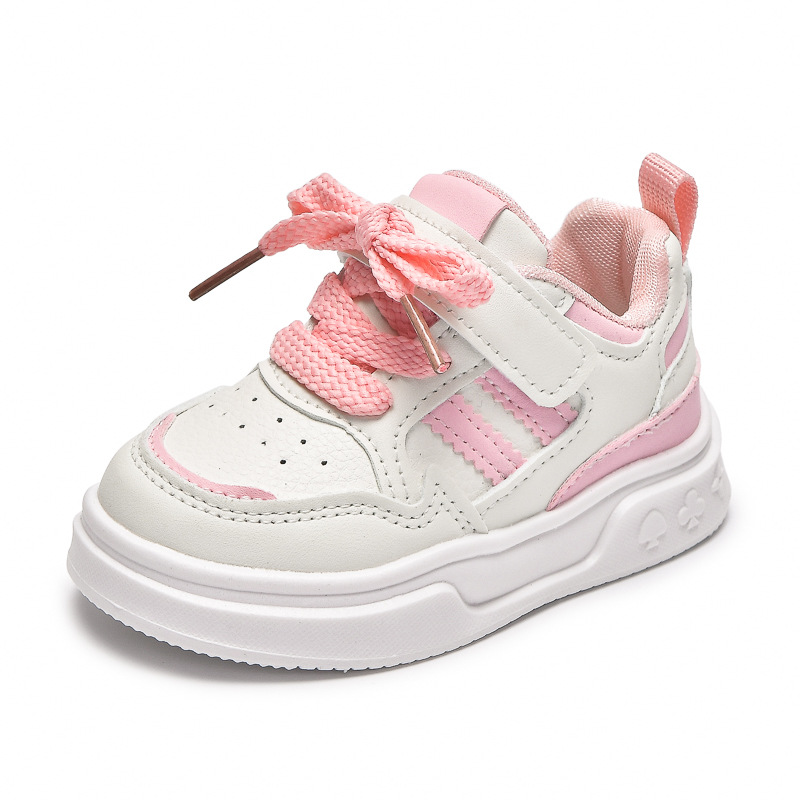 Una zapatilla de cuero para niños, zapatillas antideslizantes de suela suave coreana, zapatos blancos de niña transfronterizos