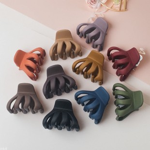 South Korea ins autumn and winter high-grade feeling ball head grip clip artifact trembles with headdress clip hair accessories wholesale