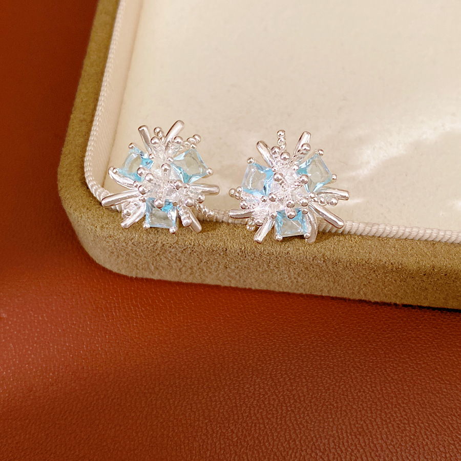 Agujas de plata, pernos de flores de piedra, personalidad simple, nicho, aretes de moda, aretes de lujo ligero, aretes de alta calidad al por mayor.