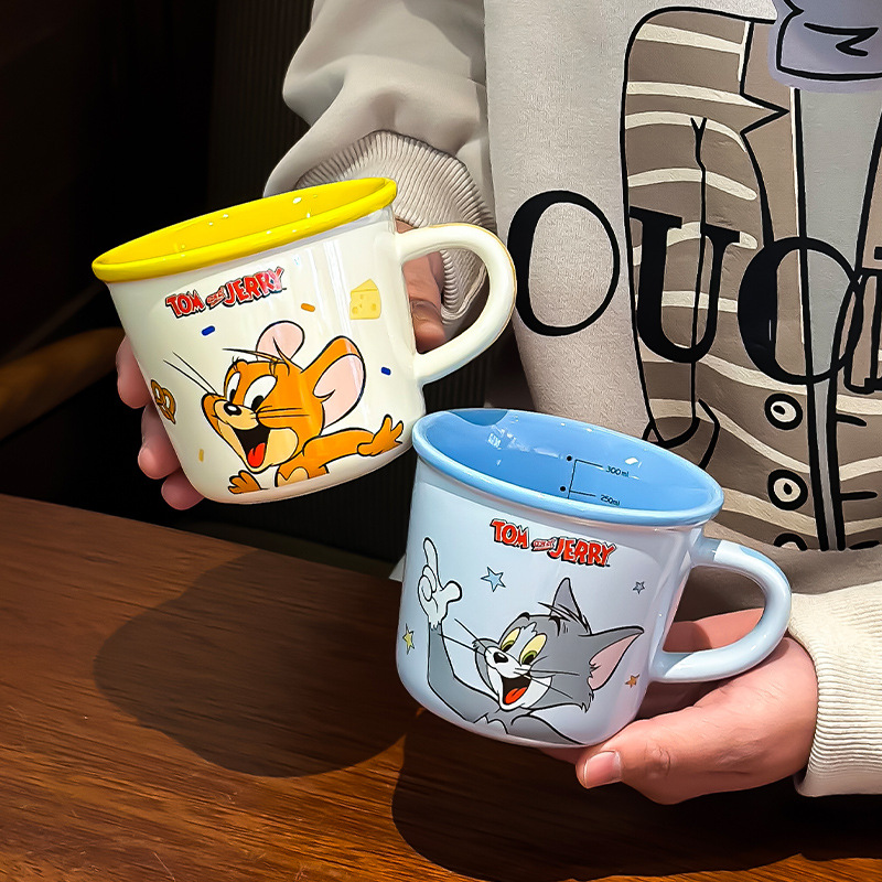 Gato y ratón tazas de marca de dibujos animados encantadores copas de agua tazas de cerámica domésticas tazas de café de oficina de alto valor facial