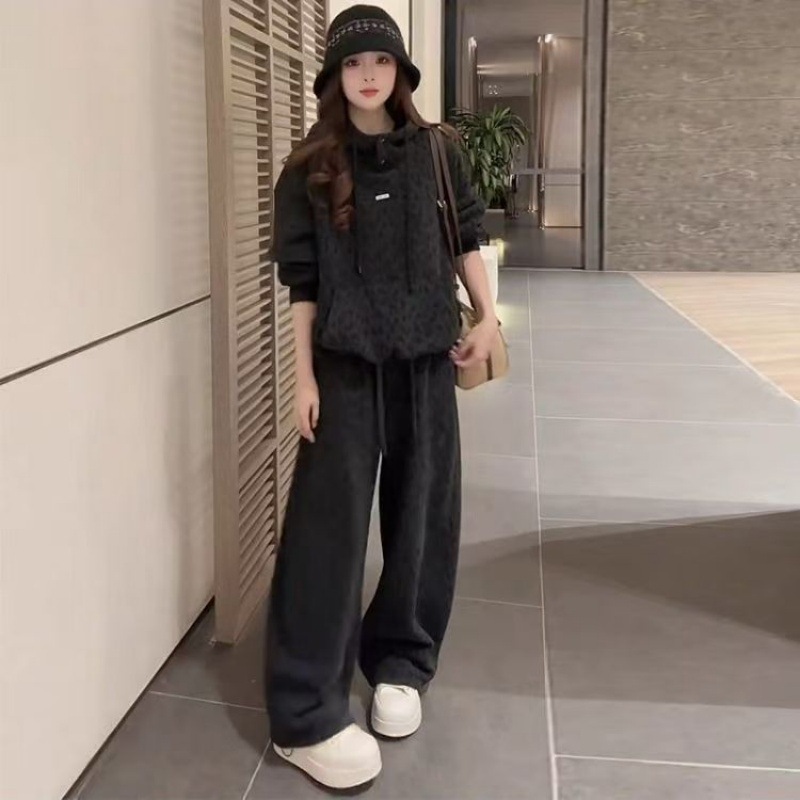 Trendy and stylish women's autumn and winter set: loose-fitting, slimming leopard print hooded sweatshirt with small logo and straight-leg casual pants two-piece set