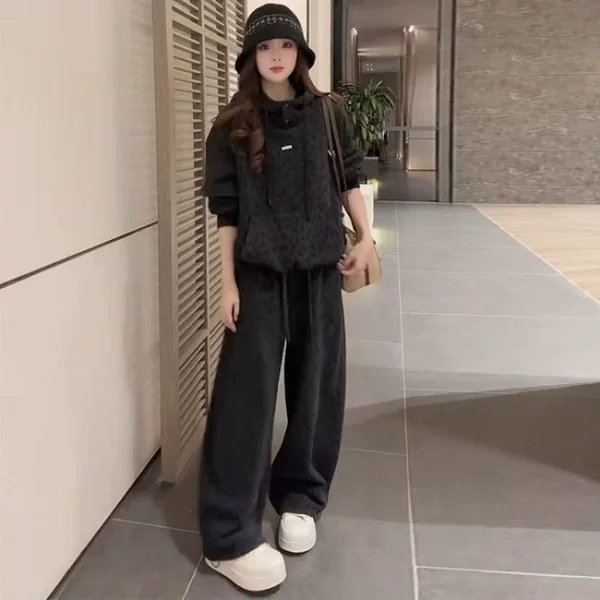Trendy and stylish women's autumn and winter set: loose-fitting, slimming leopard print hooded sweatshirt with small logo and straight-leg casual pants two-piece set