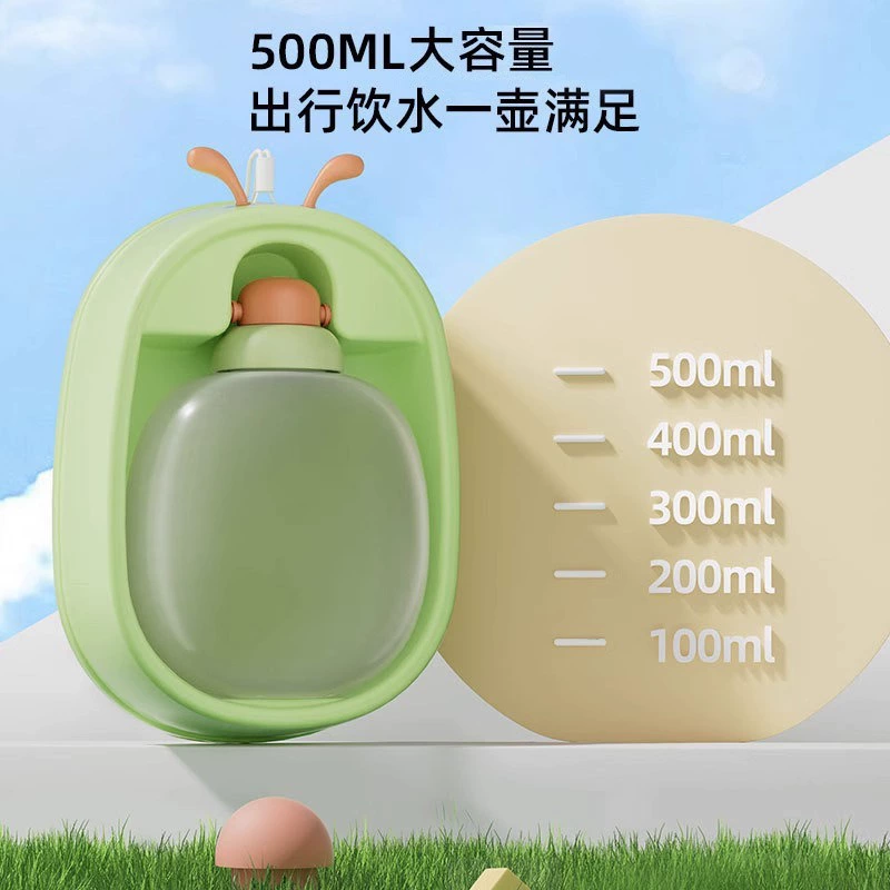 Собака выходит из стакана для воды, питьевая вода