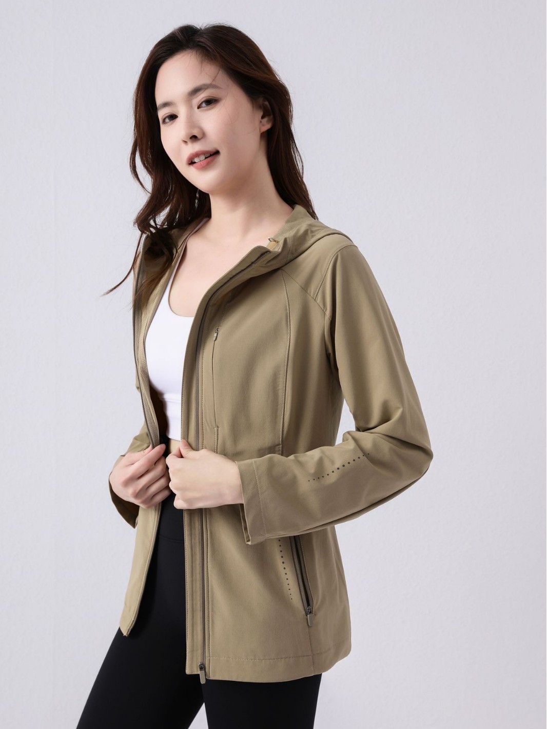 Women's windproof hooded softshell sports jacket detail 2