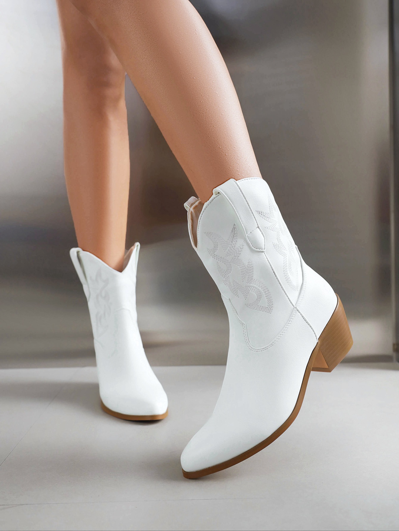 Plus-size women's ankle boots Fashion embroidered round toe western cowboy boots_voghion.com