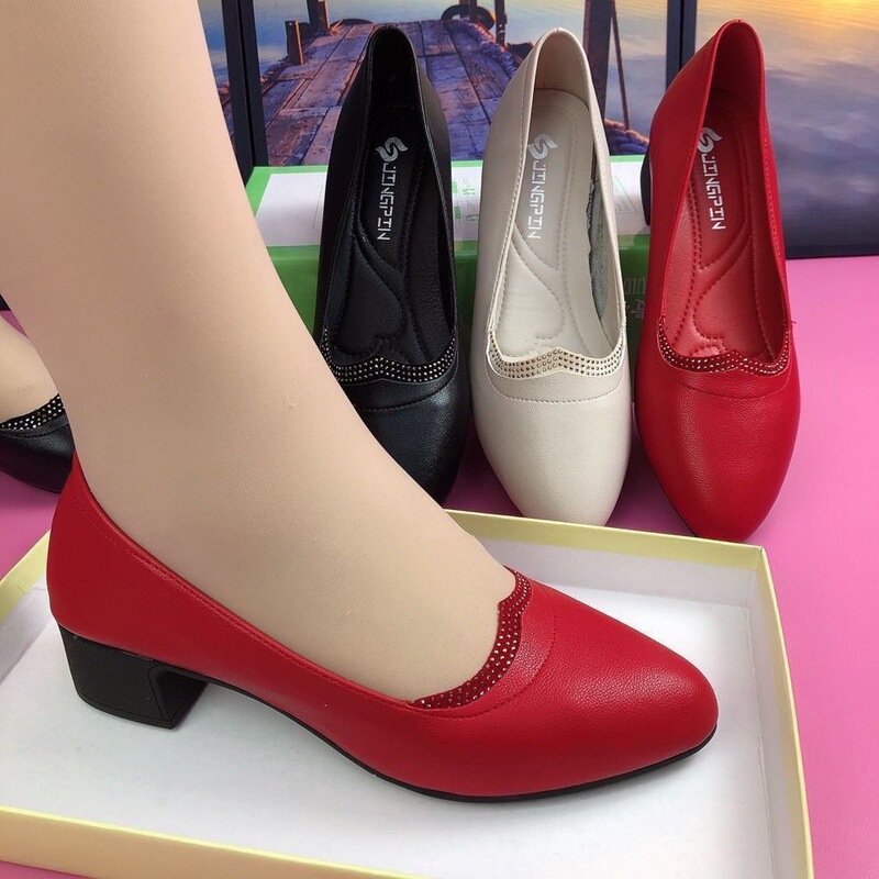 Women's Thick-Heeled Leather Shoes 2026 Spring New Style Soft-Soled Mom Shoes Non-Slip Middle-Aged and Elderly Casual Dance Shoes Women's Thick-Heeled Leather Shoes 2026 Spring New Style Soft-Soled Mom Shoes Non-Slip Middle-Aged and Elderly Casual Dance Shoes
