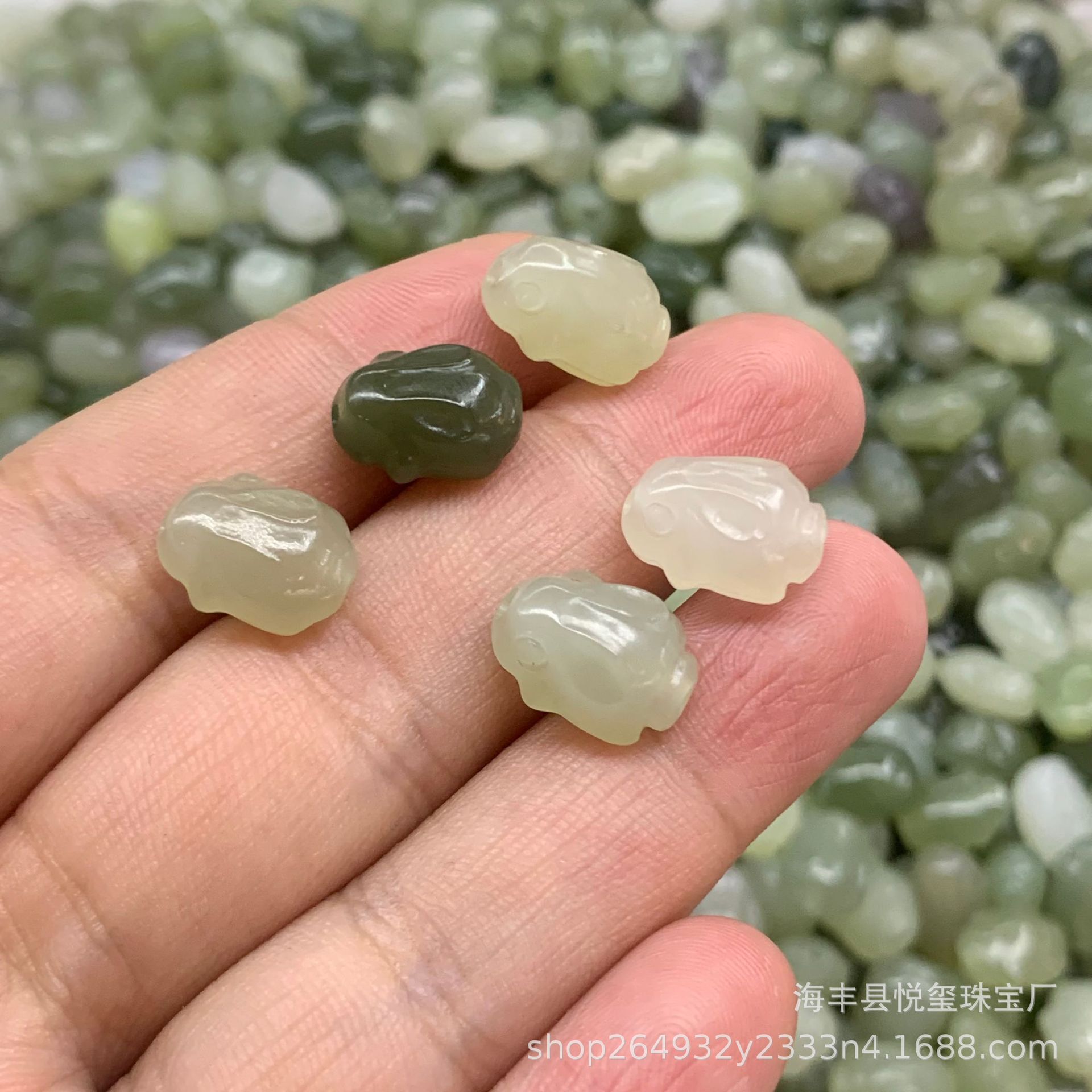 悦玺珠宝和田玉青海料趴趴兔兔子小配件玉石批发通孔DIY饰品卡通