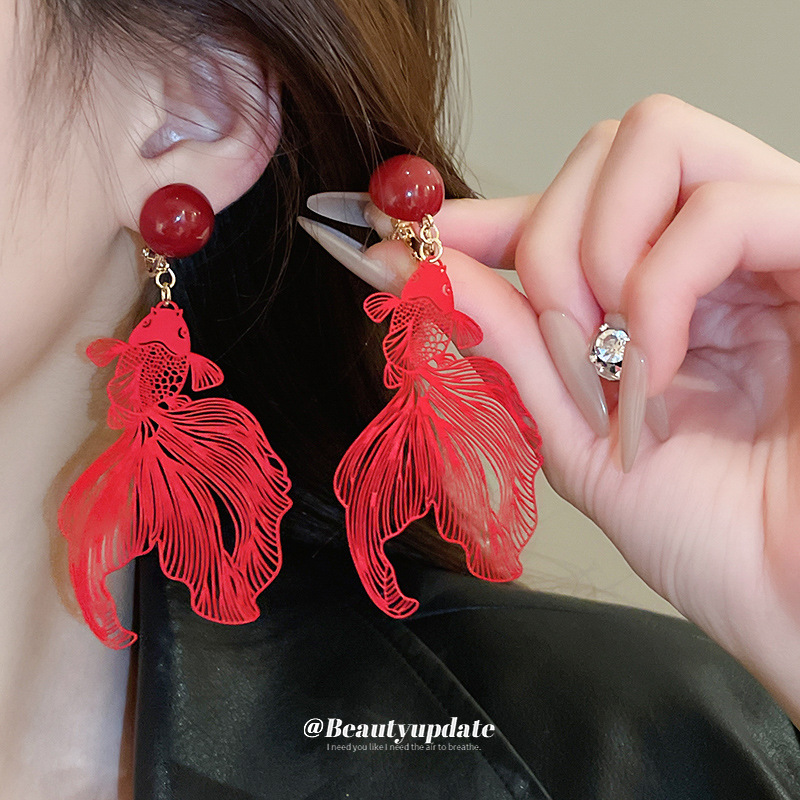 Bola redonda retro clip de oreja de pez dorado hueco sin agujeros Pendientes de diseño de nicho de alta gama Pendientes de todo fósforo de temperamento de lujo ligero mujeres