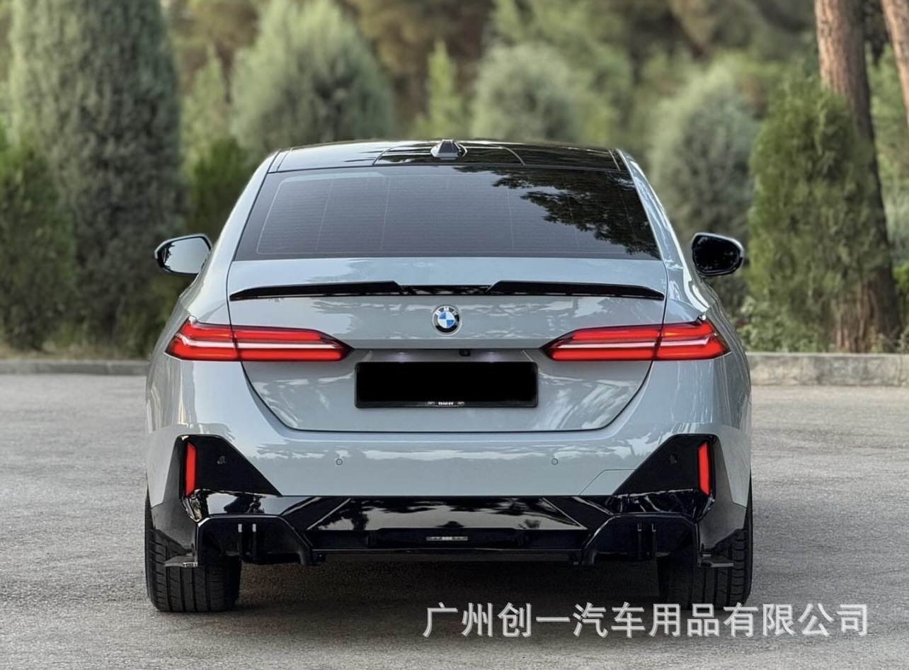 Suitable for 24-26 BMW 5 Series G60G68 modified MT body kit, front and rear bumpers, illuminated grille, MP front lip, rear lip, side skirts