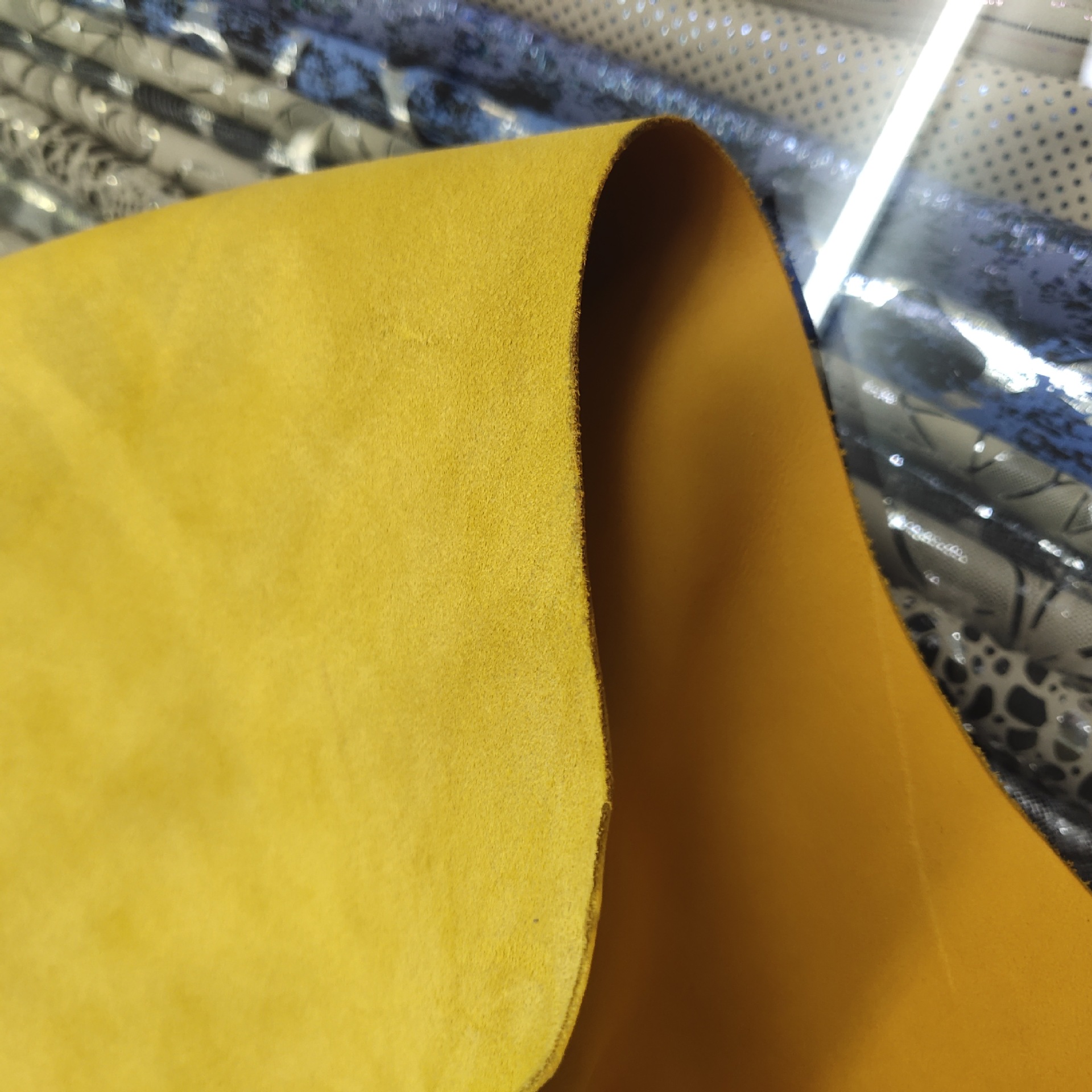 小牛磨砂现货0.8MM肤感柔软服装靴子皮革面料