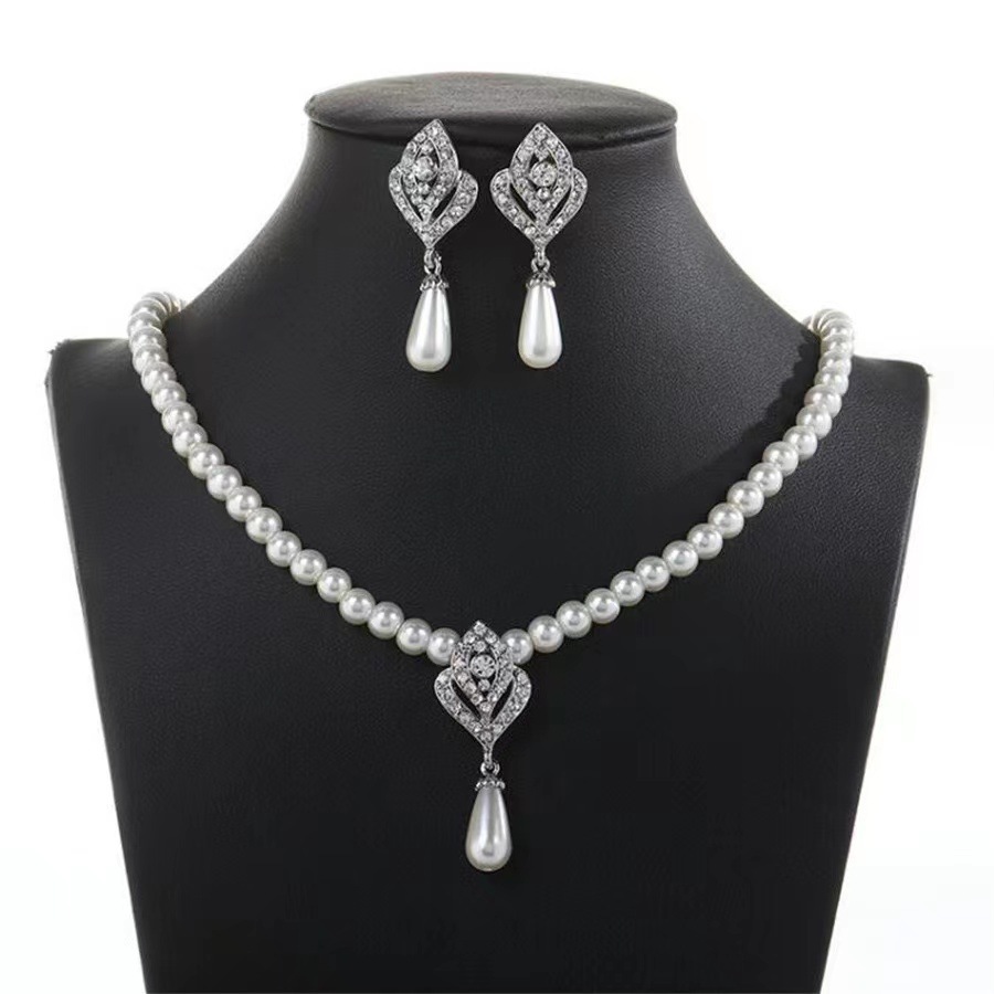Collier tendance européen et américain, orné d'un pendentif en forme de rose ajourée incrustée de diamants et d'une pampille en perles, idéal pour une mariée._voghion.com