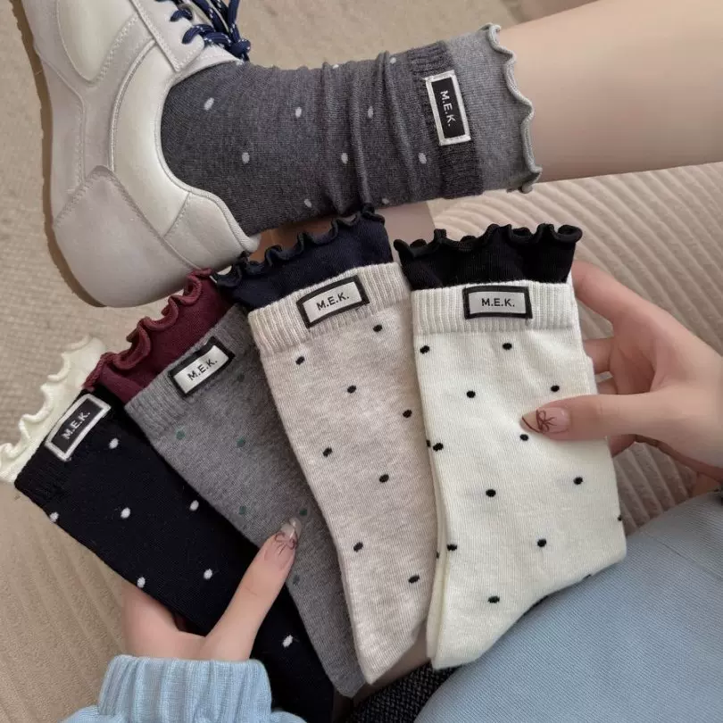 Mekki秋冬季波点中筒袜子百搭花边英文布标设计女袜简约休闲棉袜