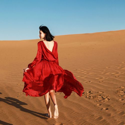 迪拜摩洛哥旅拍沙漠红裙西藏青海湖海边度假长裙女神露背礼服F266