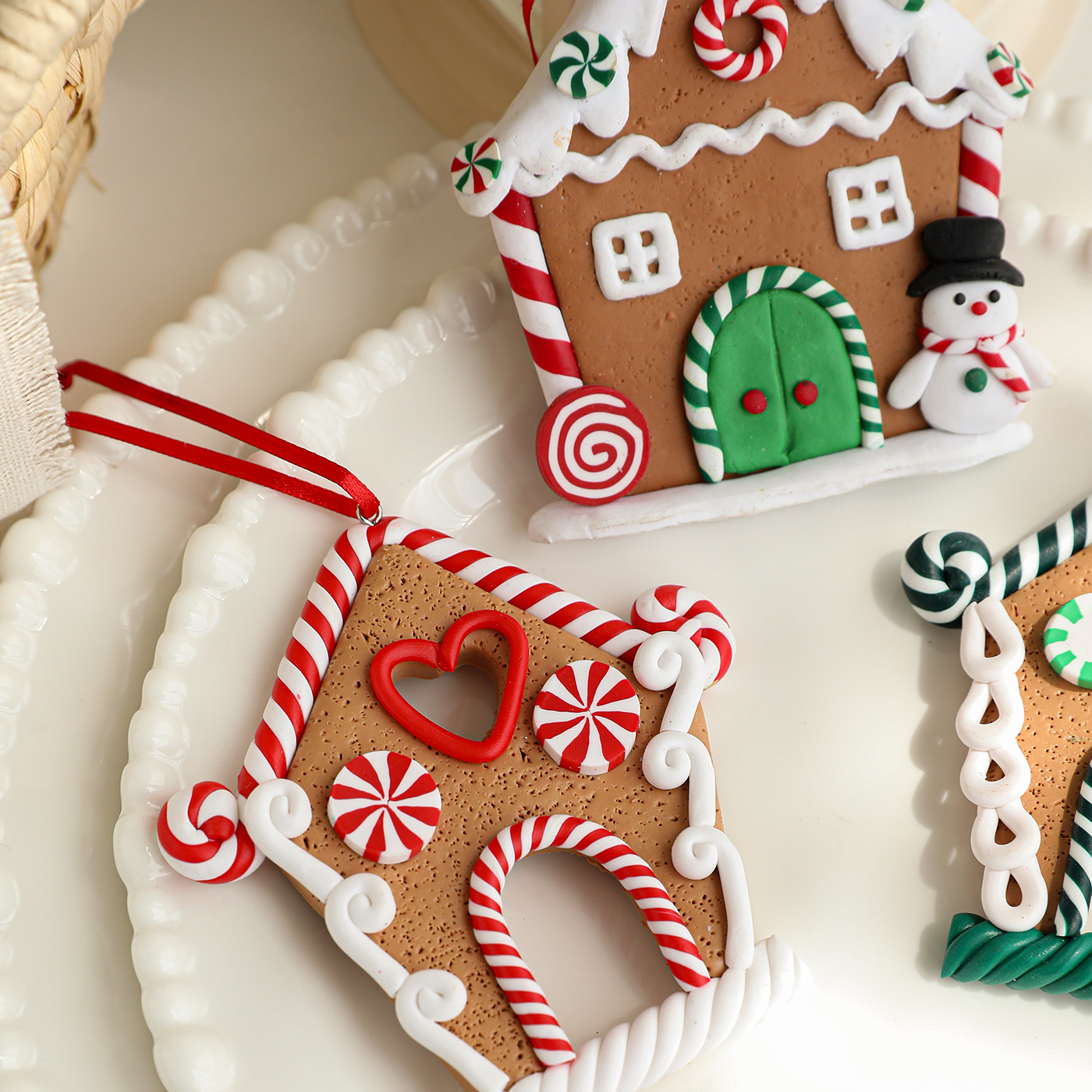 Nuevo pan de jengibre de cerámica suave hombre pan de jengibre casa pequeña colgante de árbol de Navidad adornos de Navidad adornos de colgante retro