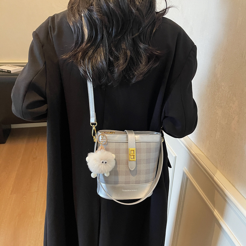 Bolso de cubo de moda para mujeres 2025, otoño y invierno, nuevo bolso retro, bolso de hombro de textura universal, bolso de mochila