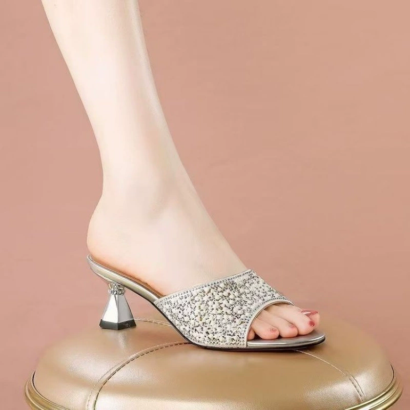2025 новые стильные однорядные сандалии, элегантные женские туфли на высоком каблуке оптом, сказочные сандалии с камнями, шлепанцы с открытым носком
