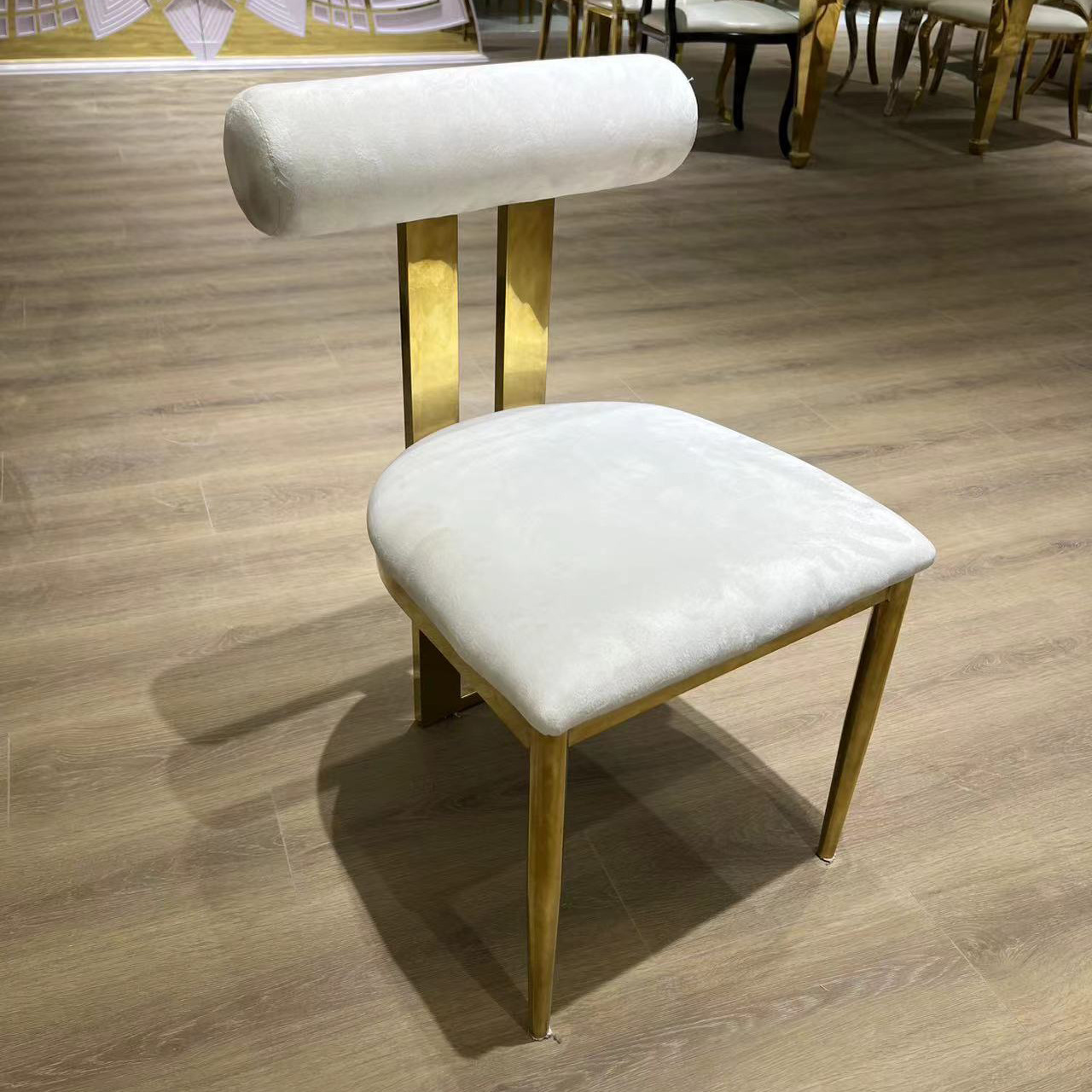 Sillas de comedor de acero inoxidable de Guangdong, sillas para banquetes, hoteles y bodas, sillas apilables con respaldo, taburetes de exterior de lujo ligero