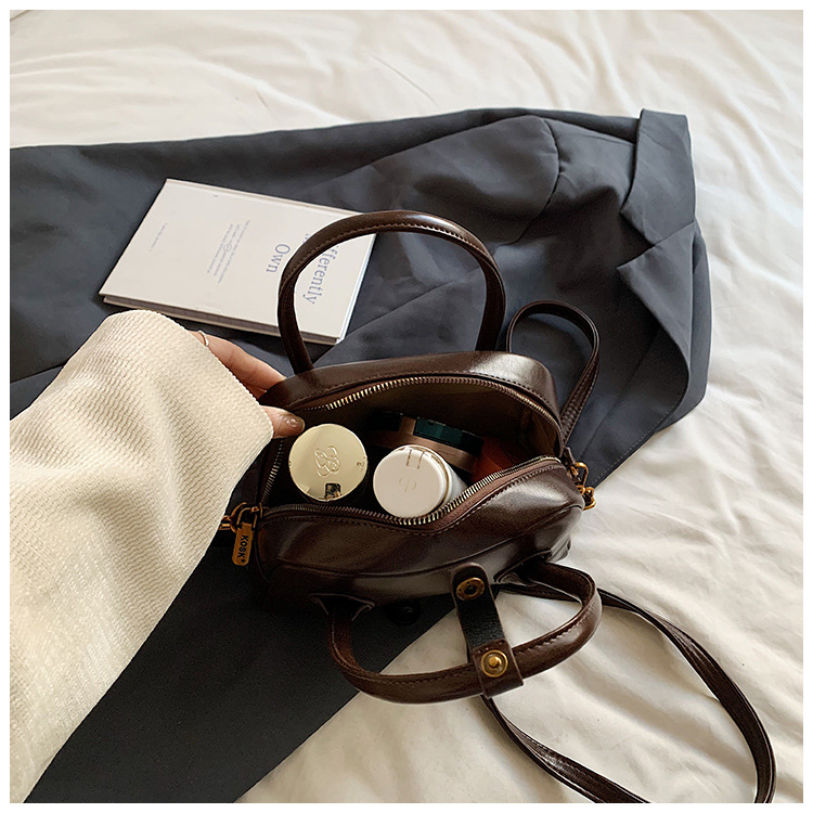 고급 질감 레트로 베개 작은 가방 여성의 2024 새로운 휴대용 볼링 가방 다기능 어깨 크로스 바디 백