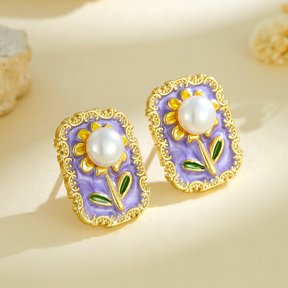 Pendientes de flor de girasol de perla con incrustaciones retro de estilo de lujo ligero Pendientes de aceite de goteo de esmalte pintado de estilo de marea nacional al por mayor transfronterizo