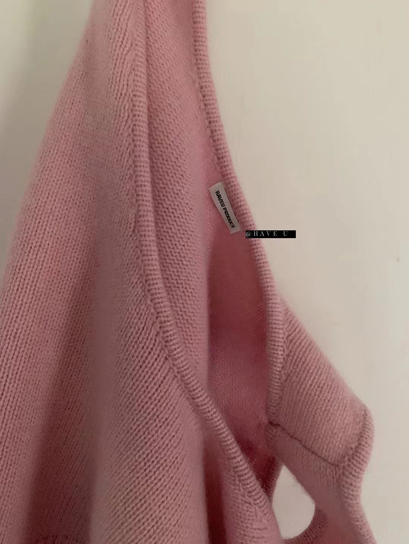 ウールニットのベストuネックの弾力性が短いです。