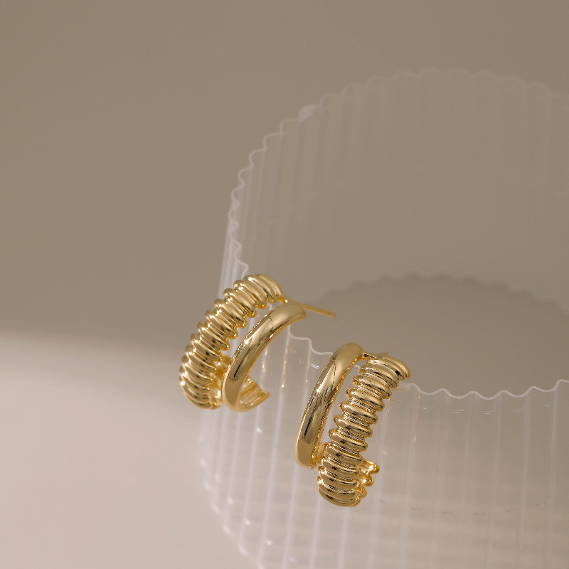 Grenzüberschreitende Neue Produkte 18 Karat Verkupferte Echte Goldohrringe C-förmige Streifen Nischendesign Minimalistische Ohrringe display picture 4