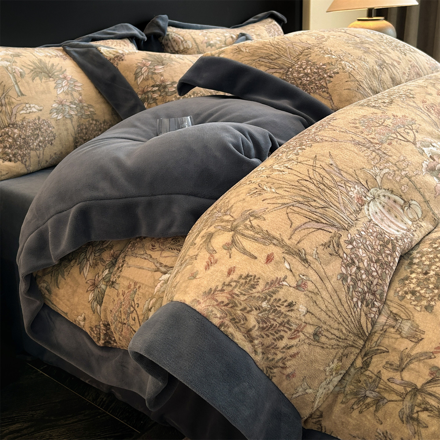 Leche de invierno cama de cuatro piezas conjunto 2025 nuevo engrosado calentamiento sábanas de coral cubierta de cama de tres piezas conjunto de ropa de cama