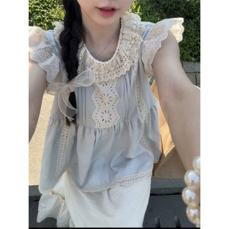 Милая кружевная маленькая женская рубашка с развевающимися рукавами, летний дизайн, свободная рубашка-бебидолл, уменьшающая возраст, шикарный и красивый топ