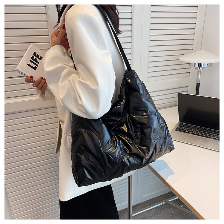 New Women's Bag Fashionable Large Capacity Shoulder Bag Women's 2023 Autumn/winter New Down Fabric Bag Trend Crossover Women's Bag_voghion.com
