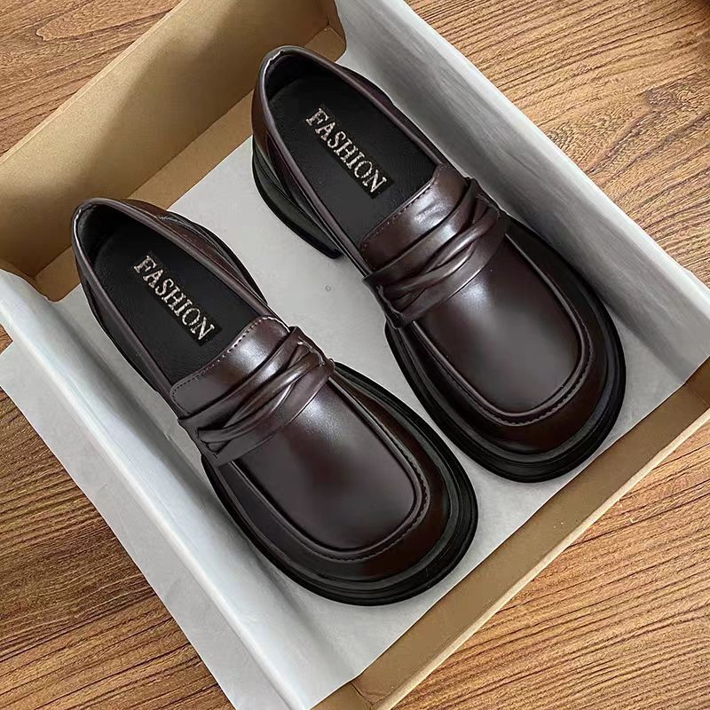 Zapatos de viaje Lefour mujeres 2026 nueva primavera y verano versátil suela gruesa un pedazo negro tacones gruesos zapatos de cuero británicos pequeños