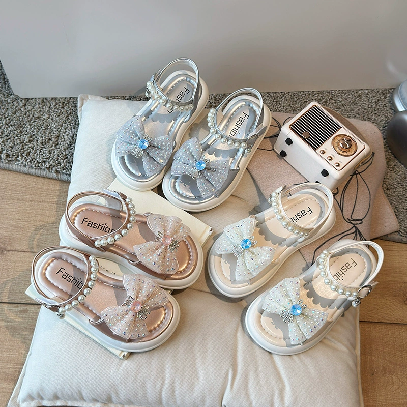 Детские сандалии для девочек, новинка лета 2025 года, мягкая подошва, на липучке, принцесса, бант, маленькие, средние и большие размеры.