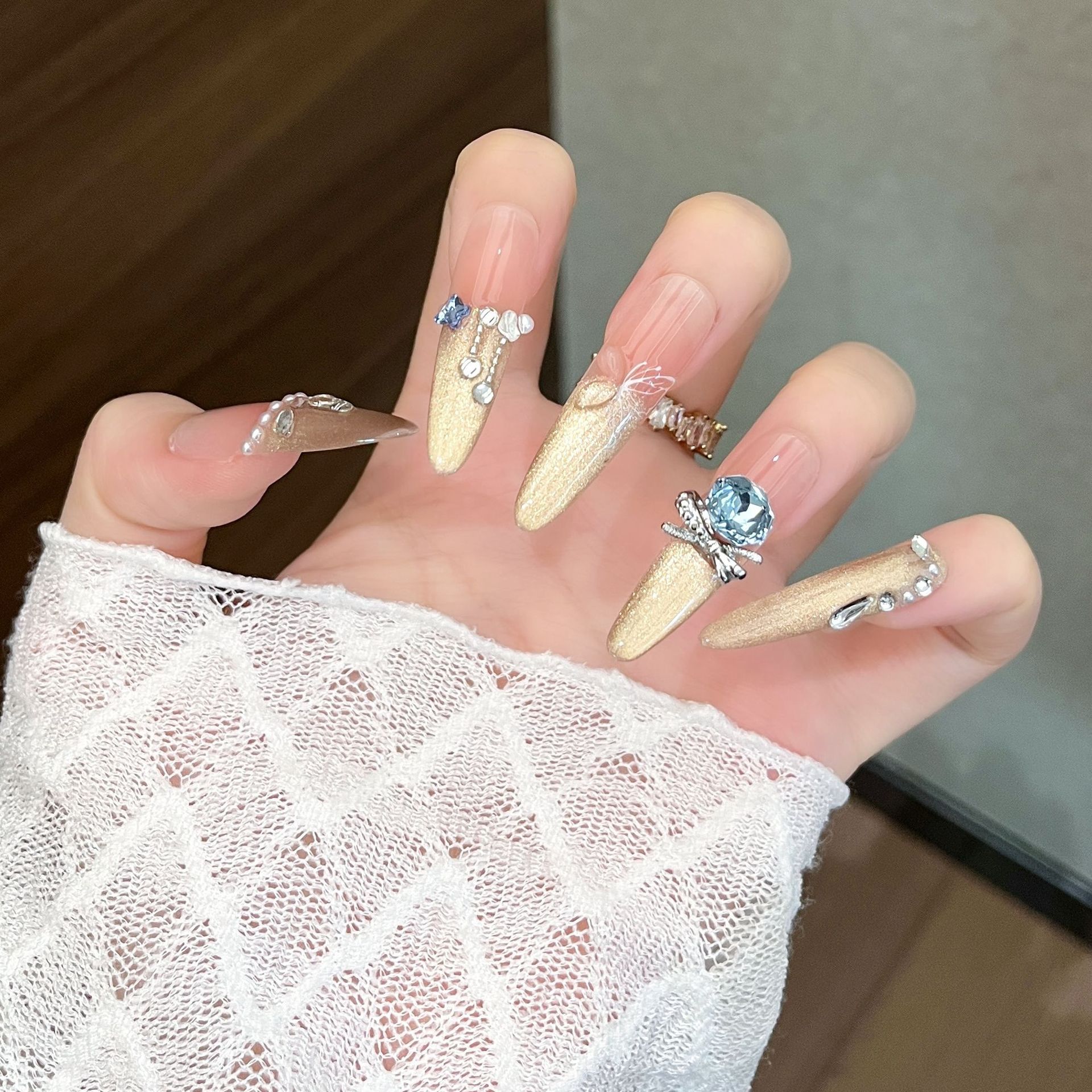 Armadura vestida a mano, ojos de gato, ojos de gato de oro francés, uñas de ojo de gato de color dorado, atmósfera pura, pegatinas de uñas de estilo de dama blanca