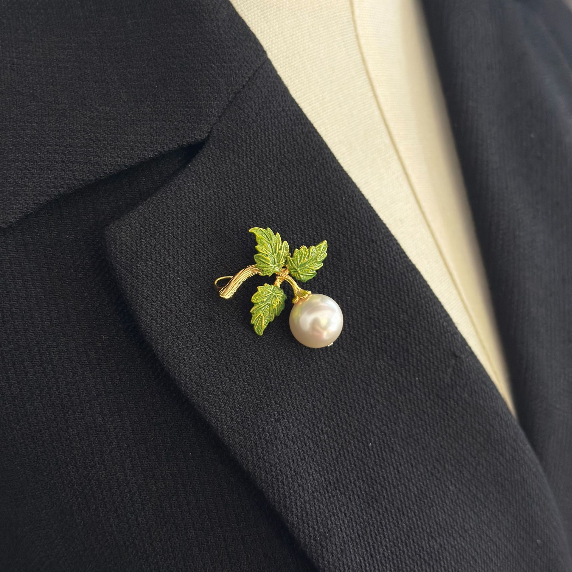 Vintage Shell Pearl Brooch with Handmade Texture Design, Versatile and Elegant, High-End Women's Clothing Accessory