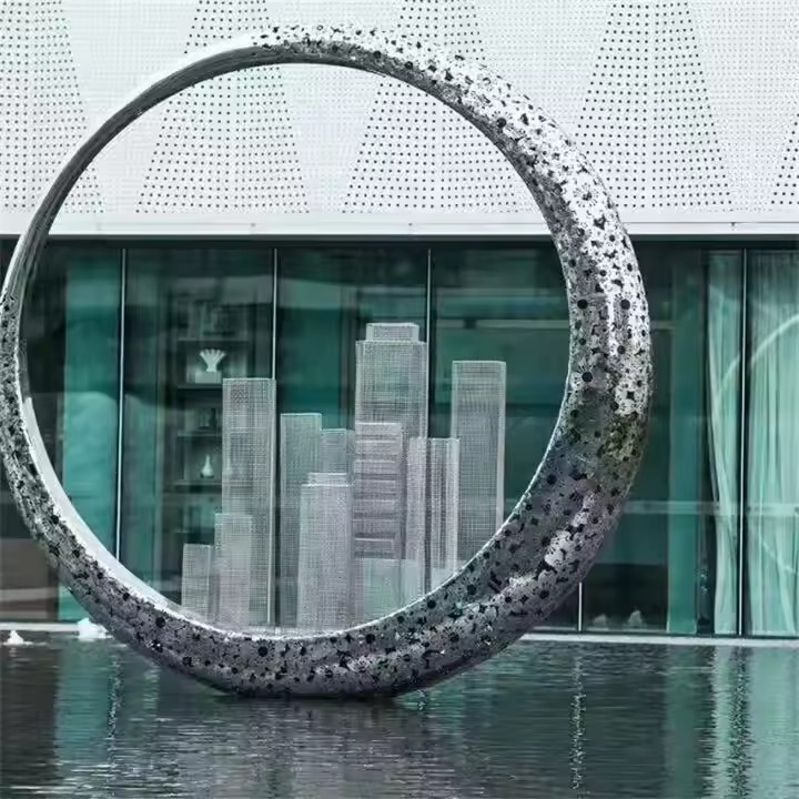 кольцевая скульптура из нержавеющей стали