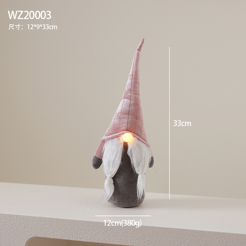 El anciano con sombrero rosa puntiagudo lleva una lámpara