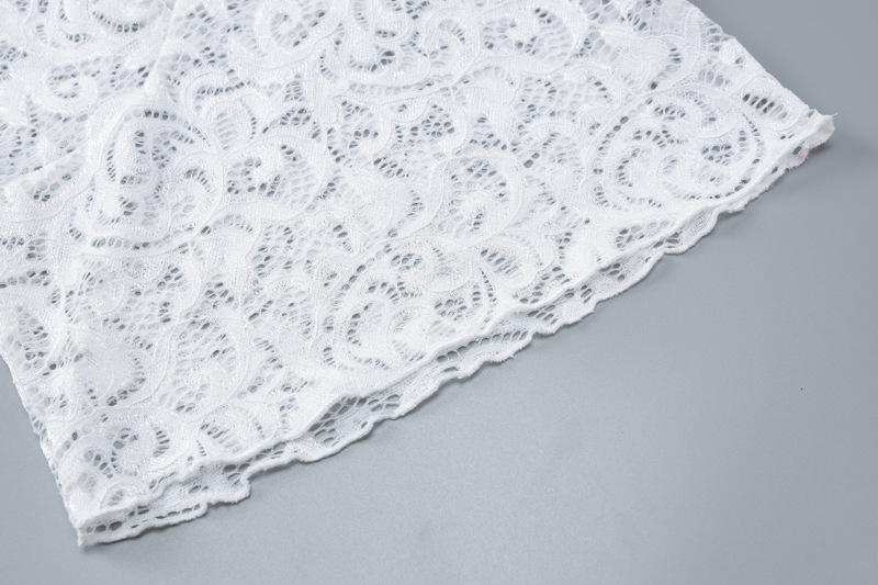 Stile Instagram da donna, taglio corto aderente con scollo a V profondo, ombelico scoperto e pizzo trasparente, maniche lunghe, piccante_voghion.com