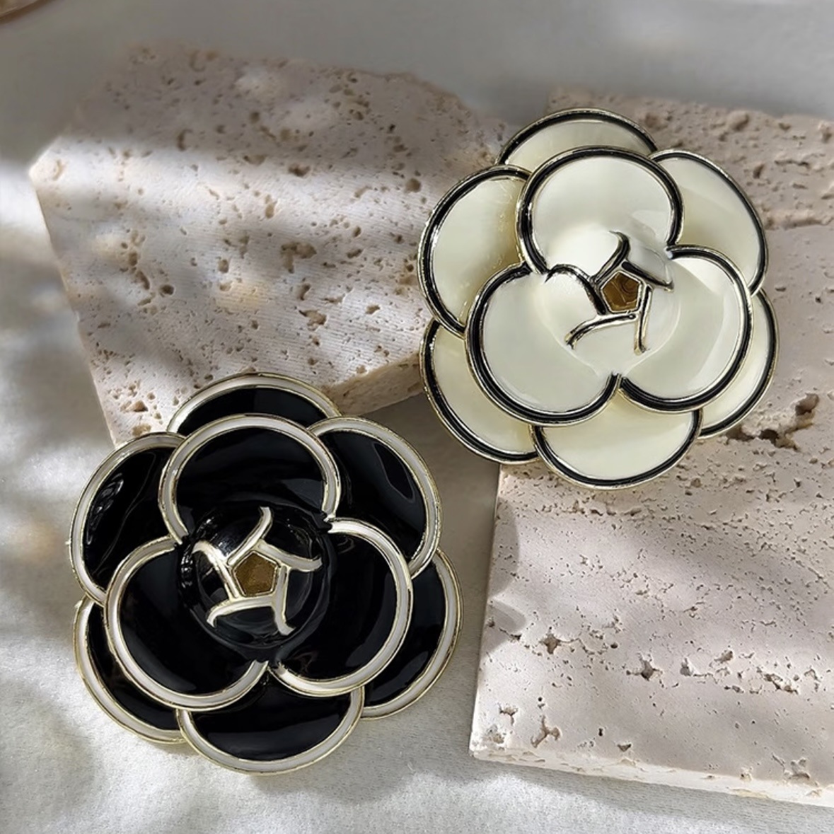 Korean-style high-end camellia brooch, versatile and simple, elegant, anti-slip pin, light luxury and sophisticated accessory