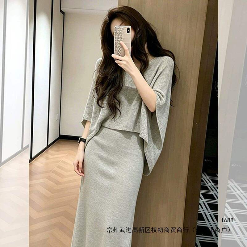 Early autumn designer's new 2026 style women's French-style elegant and age-reducing gray top and skirt fashion set Early autumn designer's new 2026 style women's French-style elegant and age-reducing gray top and skirt fashion set
