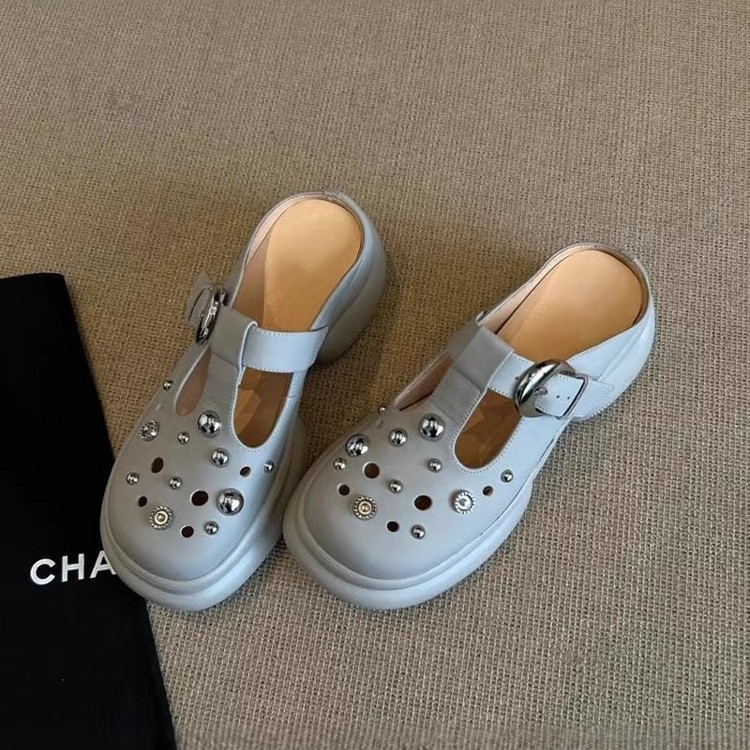 Versión de piel de vaca ~ Nicho Baotou zapatos con agujeros para mujer 2025 nuevo estilo de todo fósforo aumento de suela gruesa casual media pantuflas de boca baja para mujer