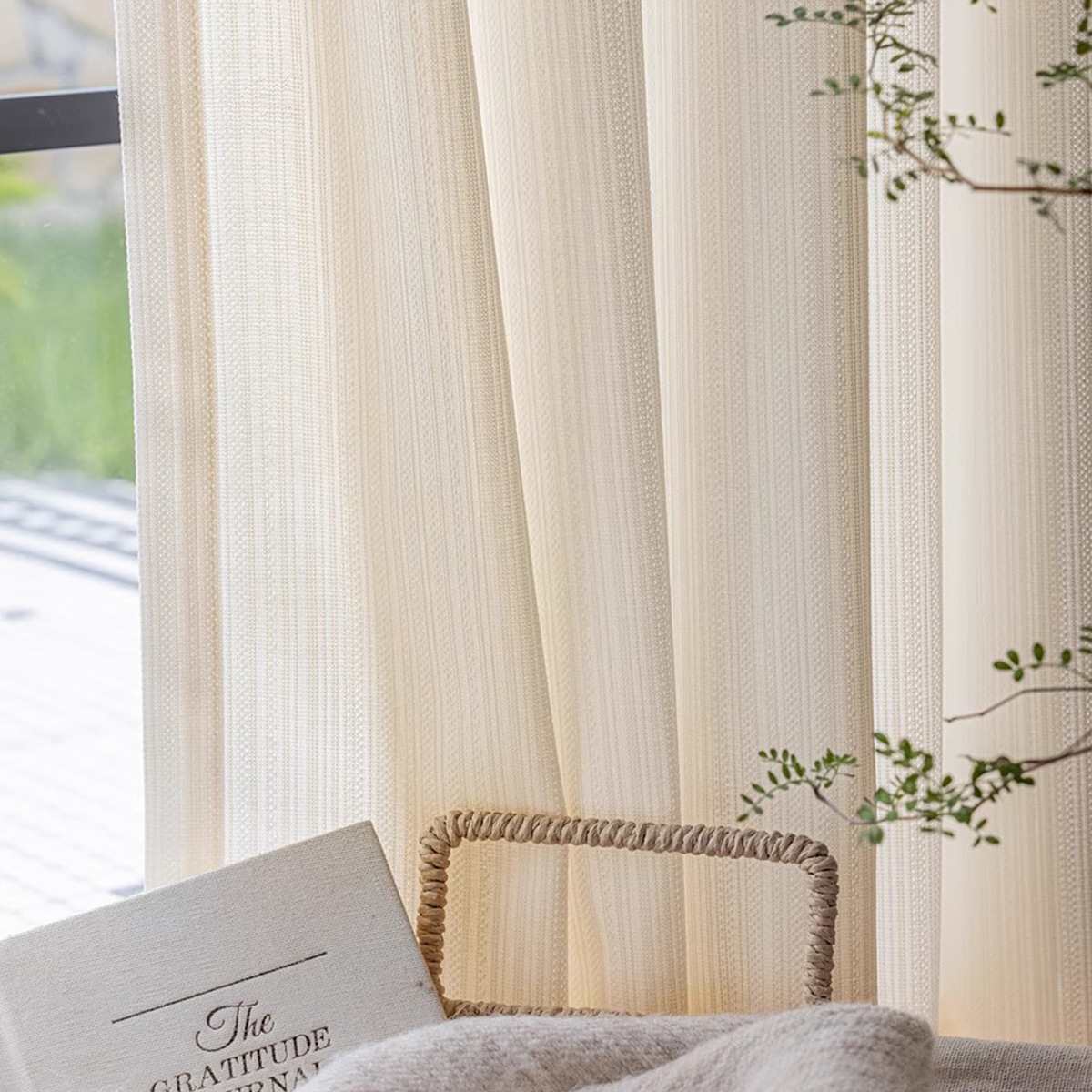 La nueva pantalla de ventana de espejo a rayas de estilo crema es translúcida e impermeable. Dormitorio, balcón, aislamiento térmico, protección solar, pantalla de ventana terminada Keqiao