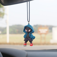 パーカーのスパイダーマンの車のペンダントが可愛いです。