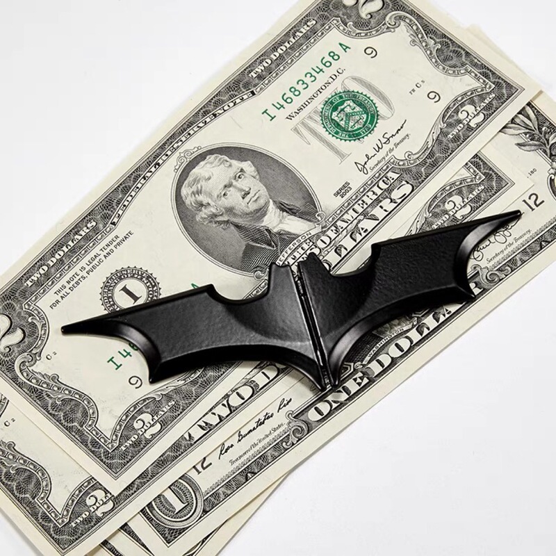 A Metal Engraved Black Bat-Shaped Money Clip with Spray Paint, Designed to Mimic Lost Banknotes, Magnetic Card Holder, Portable Coin Purse