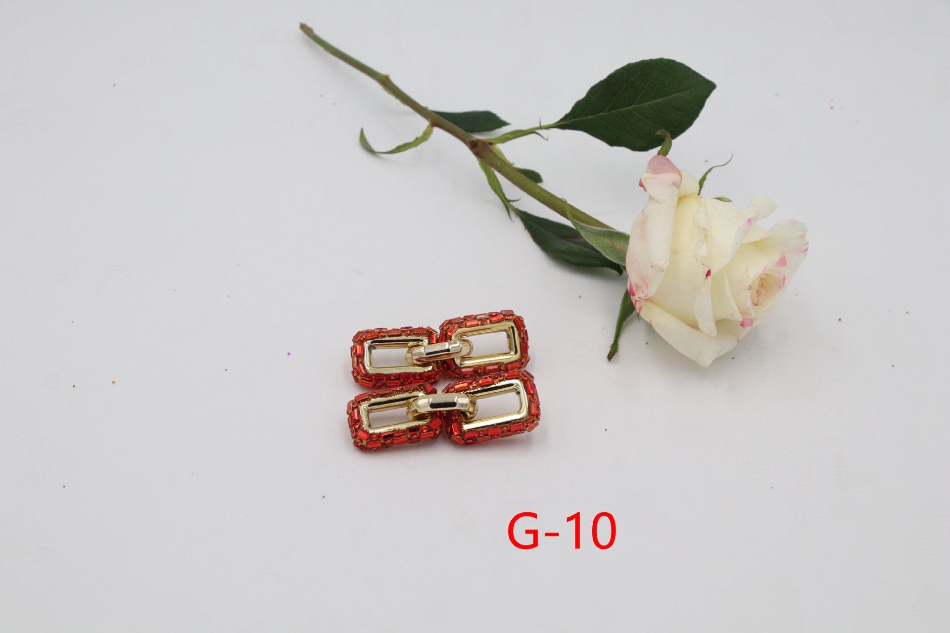 Orecchini pendenti a catena con diamanti geometrici_voghion.com