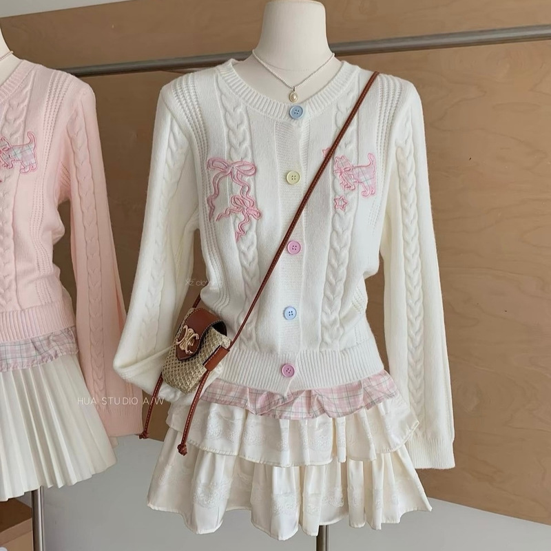 Korean-style sweet two-piece plaid patchwork knit cardigan, featuring a gentle aesthetic, colorful buttons, and embroidered appliqués Korean-style sweet two-piece plaid patchwork knit cardigan, featuring a gentle aesthetic, colorful buttons, and embroidered appliqués