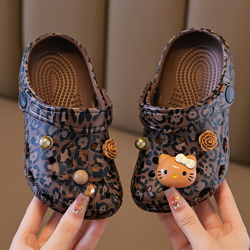 Leopard print girls' clogs with floral design, 2026 new summer style, hollow-toe sandals for outdoor wear, beach sandals