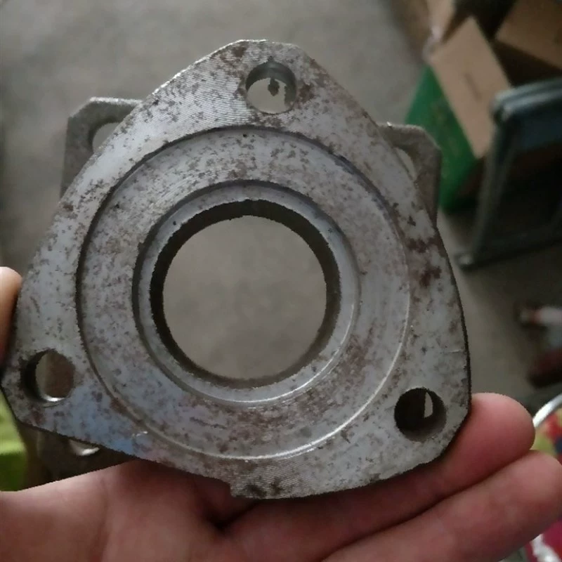 Маленький четырехколесный трактор с модификацией одного вала для задней трансмиссии, модификацией заднего выхода, валом трансмиссии роторной почвофрезы, коробкой передач W с регулируемой скоростью.