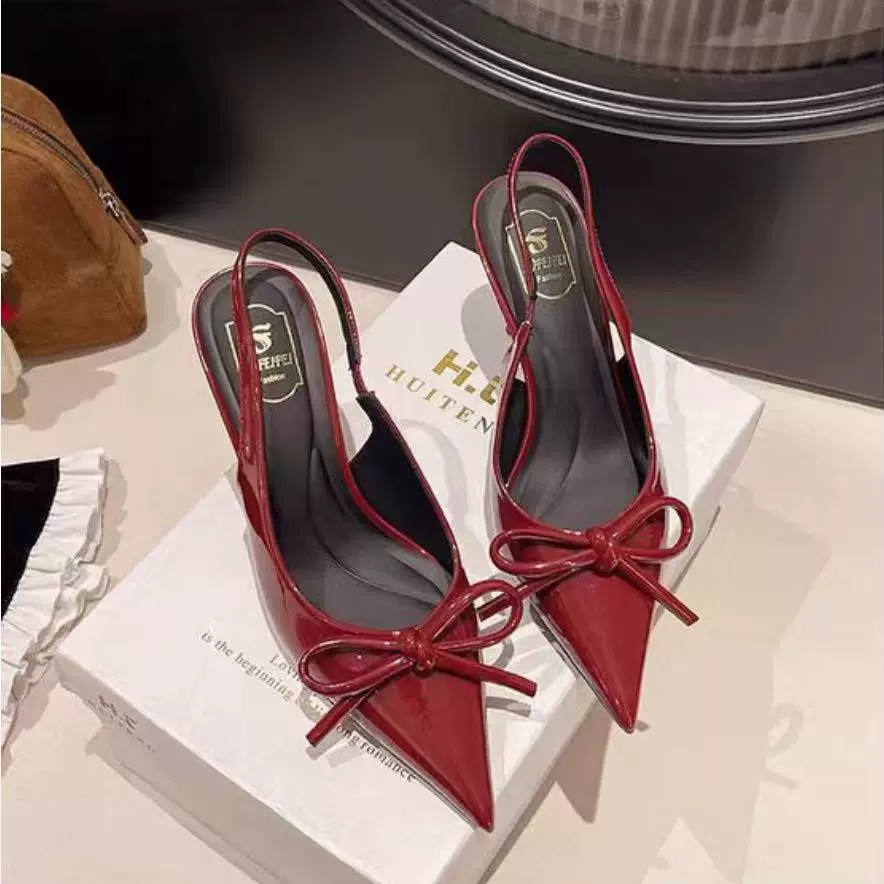 Fashionable sandals with a strap low-cut with bow