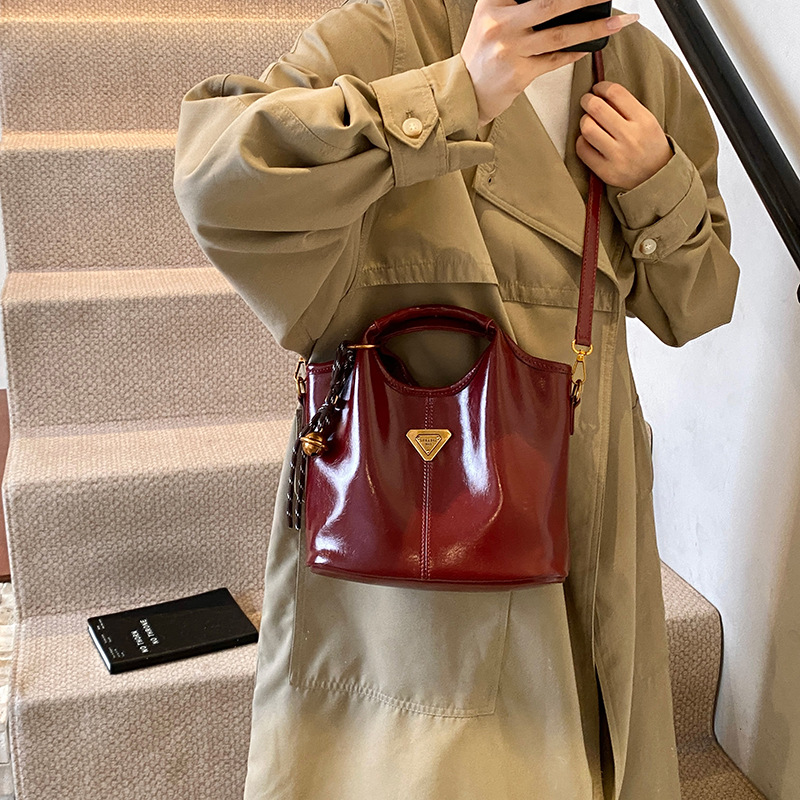 Moda portátil de cera de cuero bolso de agua para mujeres 2024 nueva moda coreana bolso de hombro de alta calidad bolso de mujer versátil